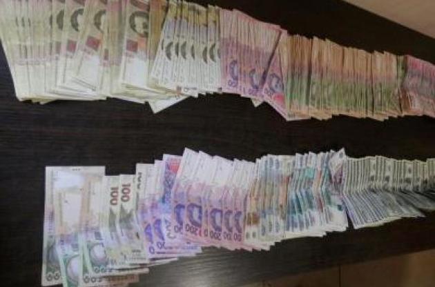 Громадянин Узбекистану використовував "Жигулі" для вивезення 10 тис. доларів з окупованої території