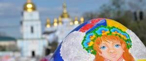 Центр Киева перед Пасхой украсили писанками