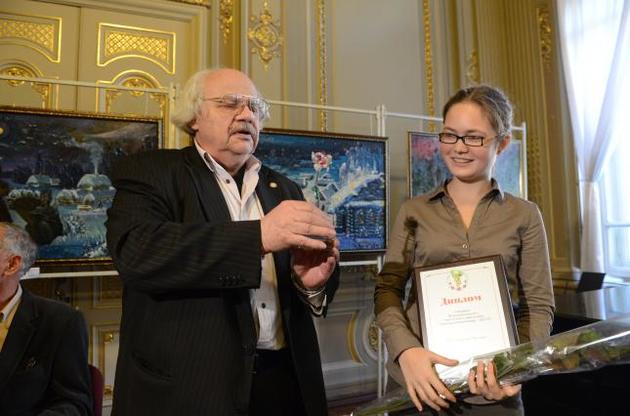 Конкурс 2012г. Иван Драч вручает награду хрустальную розу студентке Львовского университета им. И. Франко Екатерине Танчак