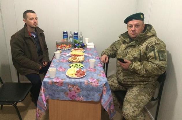 Спасенного моряка передали пограничникам