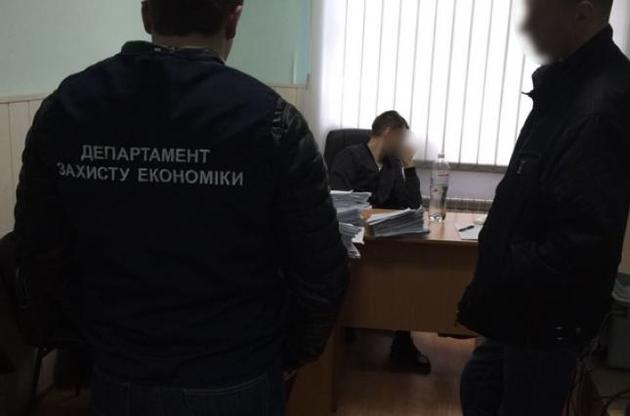 Киевского госисполнителя задержали на взятке почти в 100 тысяч гривень
