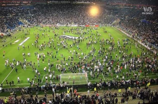 Фанаты "Бешикташа" устроили беспорядки на стадионе "Лиона"
