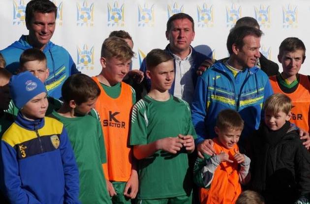 Экс-футболисты "Реала" сыграли в футбол с детьми в Тернопольской области