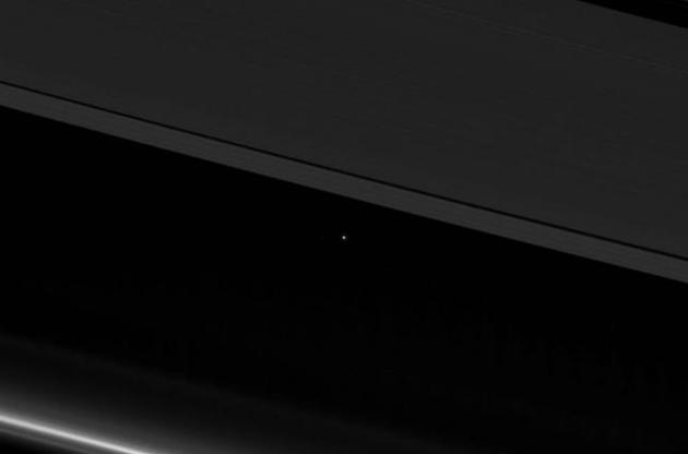 Cassini сделала снимок Земли между кольцами Сатурна