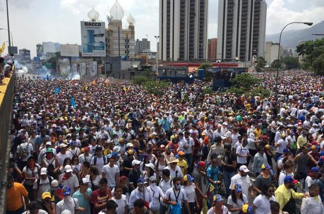 Во время массовых демонстраций в Венесуэле погибли двое митингующих и один силовик