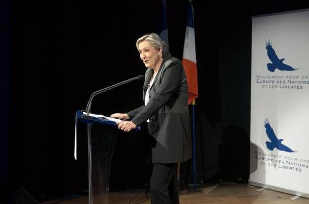 Ле Пен призвала французов "сбросить оковы высокомерной элиты"