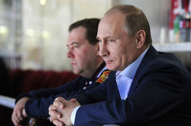 Путин не может уволить Медведева, не сделав подарок оппозиции - Bloomberg