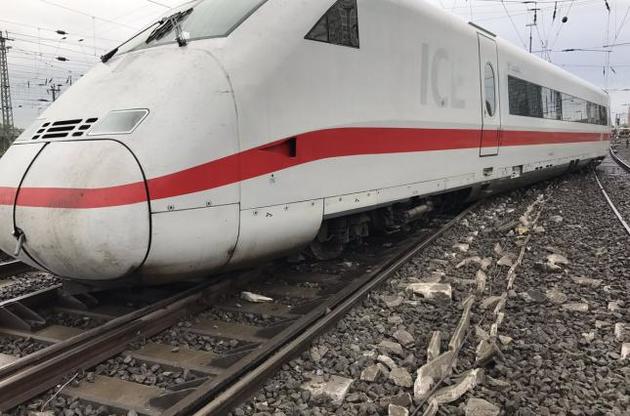 Высокоскоростной поезд сошел с рельсов в Германии
