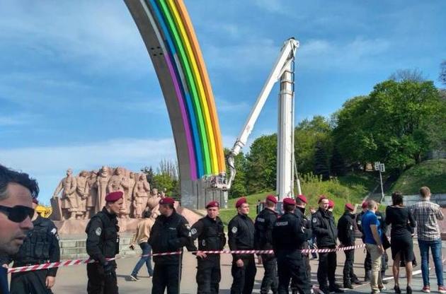 Арку Дружби народів не вдалося заклеїти