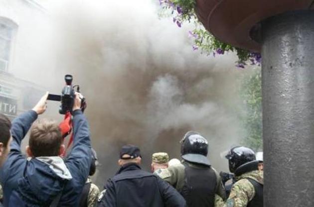 Сомнительную акцию "Бессмертный полк" в Киеве пытались забросать краской и дымовыми шашками