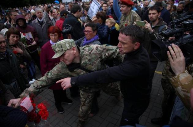 Столкновения в День победы: в Одессе отбирали ножи, а в Киеве пострадал полицейский
