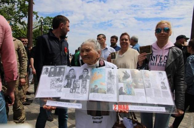 У День перемоги на вулиці вийшли тисячі людей