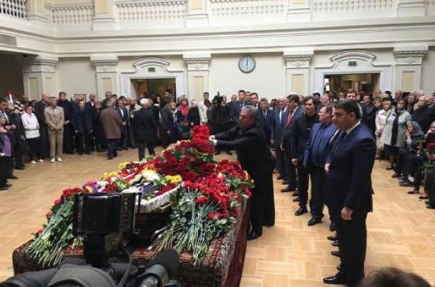 Після панахиди в Лаврі попрощатися з поетом-комуністом прийшли члени уряду