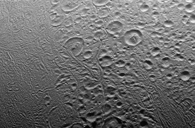 NASA опубликовало снимок северного полюса Энцелада