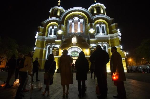 Украинцы больше всего доверяют волонтерам, церкви и армии