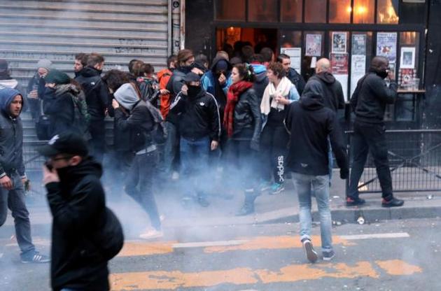 В Парижі поліція застосувала сльозогінний газ