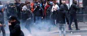 В Париже полиция применила слезоточивый газ