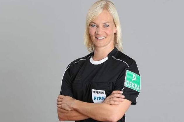 Матчи чемпионата Германии по футболу впервые обслужит женщина-арбитр