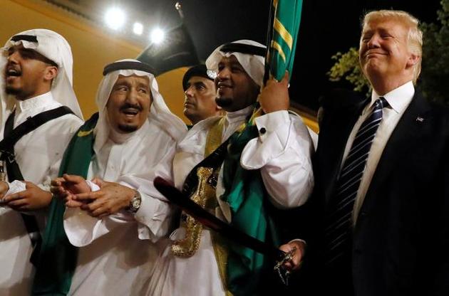 Трамп и Тиллерсон исполнили танец с саблями с королем Саудовской Аравии