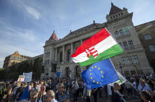 В Будапеште тысячи людей вышли на протесты против политики Орбана