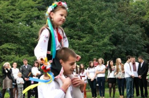 В школах Украины прозвенел "последний звонок"