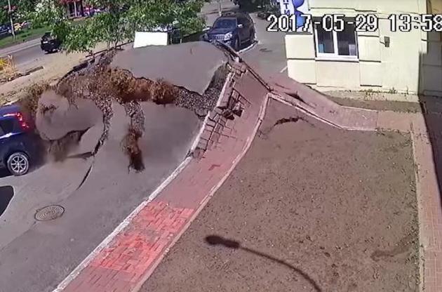 Три камери зовнішнього спостереження зняли момент розриву асфальту на Голосіївському проспекті