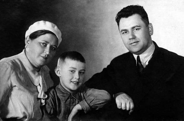 Тарас Митулинский с семьей. Середина 1930-х гг.