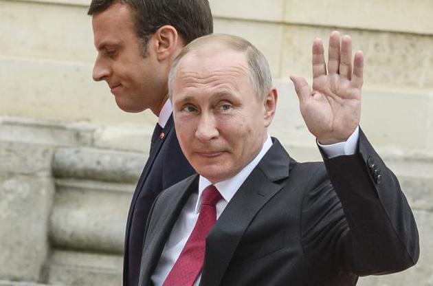 Макрон не раздавил руку Путину, зато раскритиковал российские СМИ.