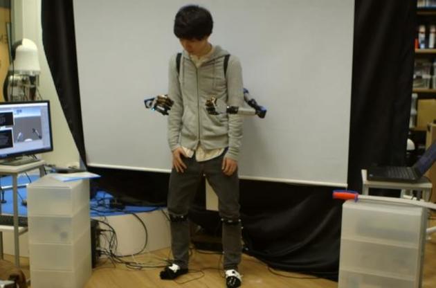 Вчені створили керовану ногами роботизовану руку