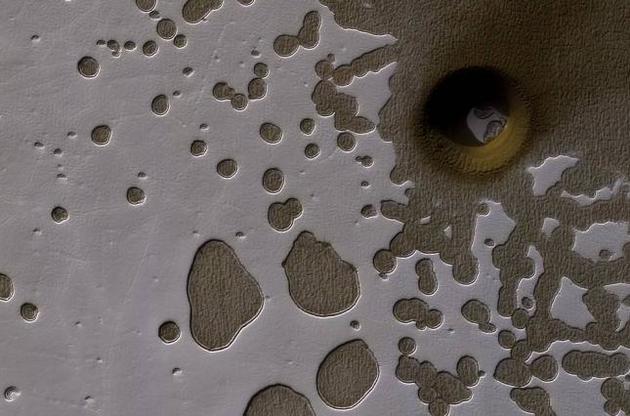 NASA опублікувало знімок "швейцарського сиру" на Марсі