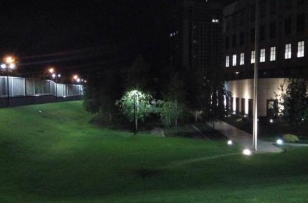 Експерти і вибухотехніки збирають матеріали на території посольства