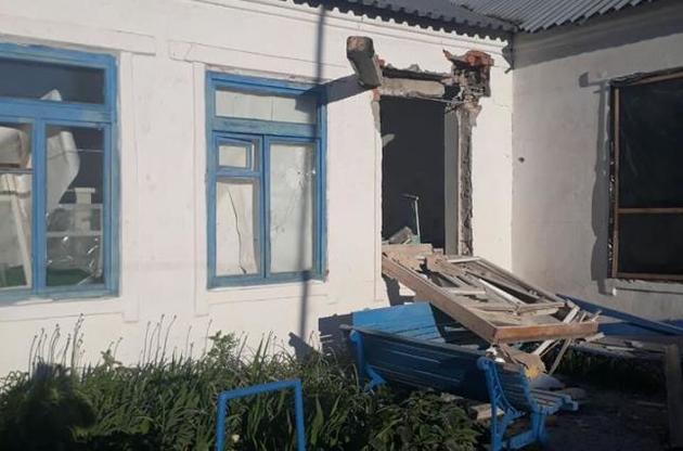Из-за обстрела боевиков серьезно повреждена школа в Павлополе