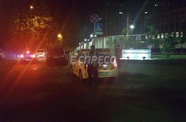 После полуночи на территории посольства взорвалось самодельное устройство