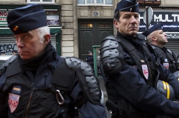 Преступник с молотком напал на полицейского возле собора Нотр-Дам в Париже