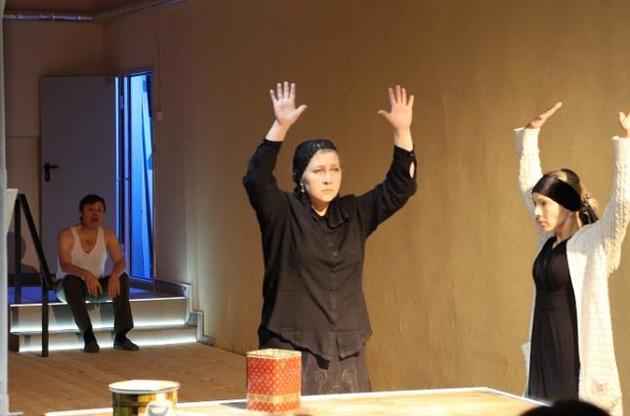 Сцена з вистави «Саша, винеси сміття» (Білоруський молодіжний театр)