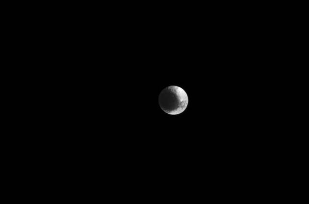 Cassini передала на Землю снимок "черно-белого" спутника Сатурна