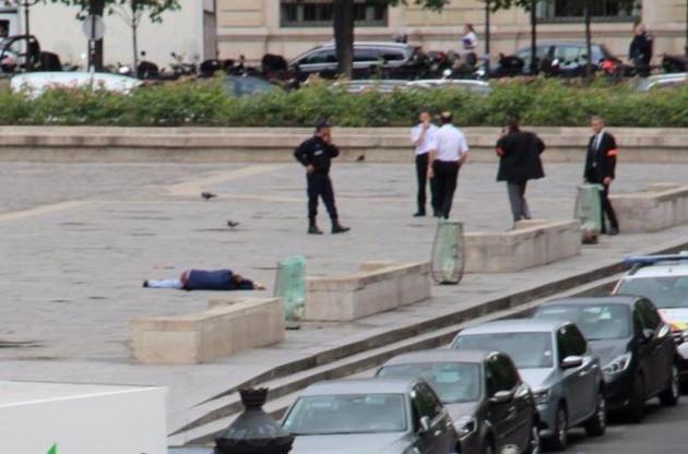 Опубликовано видео нападения исламиста с молотком на полицейского в Париже