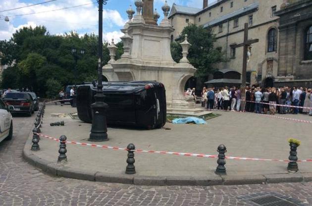 СМИ назвали имя водителя, въехавшего в группу людей возле храма во Львове
