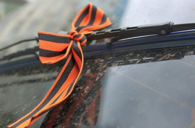 Мешканку Дніпра оштрафували за носіння колорадської стрічки
