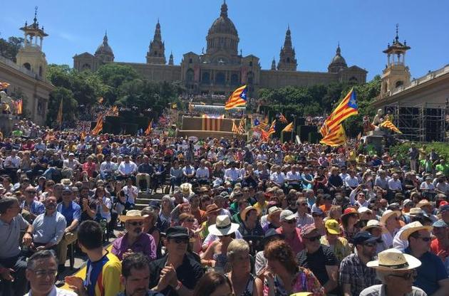На підтримку референдуму про незалежність Каталонії вийшли десятки тисяч людей