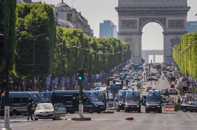 Автомобіль протаранив поліцейський фургон у Парижі