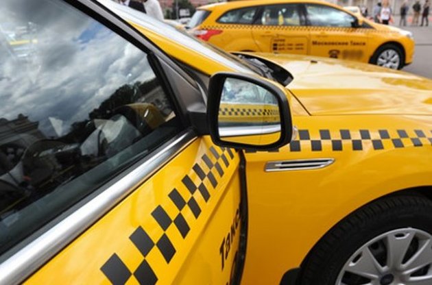 Легальные такси снабдят желтыми номерными знаками