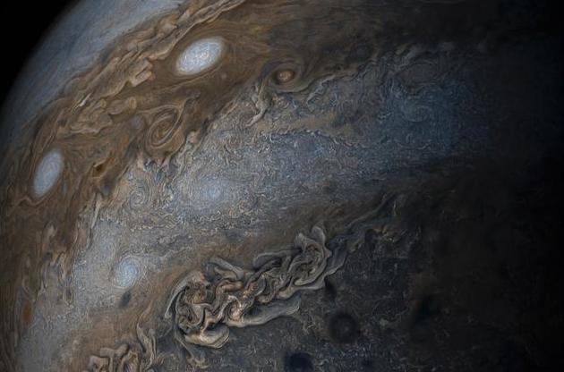"Юнона" сделала снимок "нити жемчужин" на Юпитере