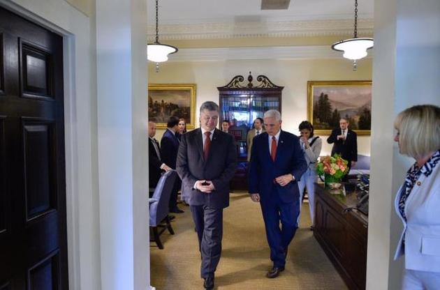 Порошенко передав Пенсу лист від родичів українських заручників