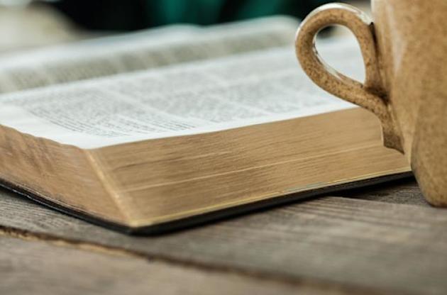 Жителям России запретили публичное чтение Библии без спроса