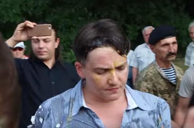Савченко закидали яйцями в Миколаєві