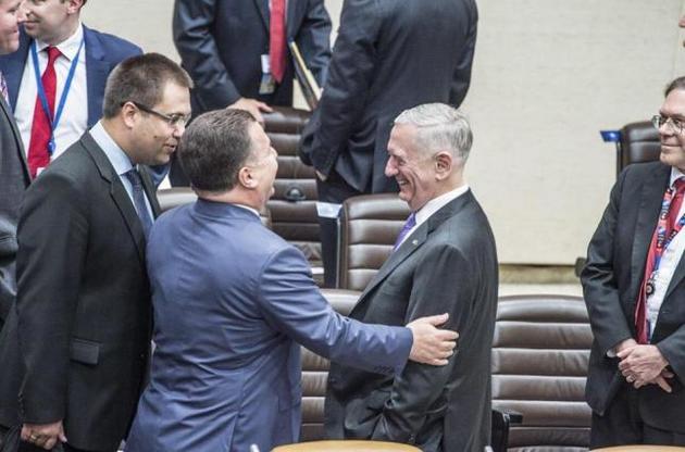 Полторак встретил главу Пентагона в штаб-квартире НАТО