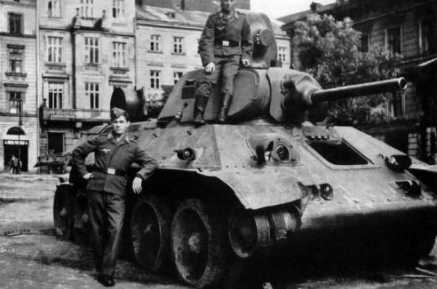 Німецькі солдати фотографуються з підбитим Т-34 у захопленому Львові. Літо 1941 р.