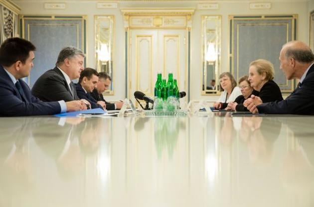 Экс-госсекретарь США Олбрайт поддерживает передачу Украине оборонительного оружия
