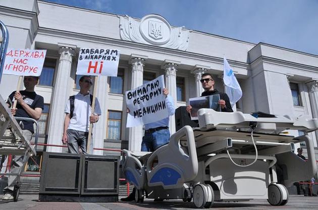 Медицинская реформа по-украински: если нет денег — надо извлечь прибыль